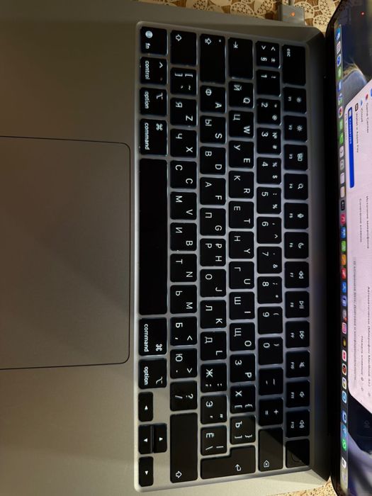 Продам Apple MacBook Air 13 (2025)