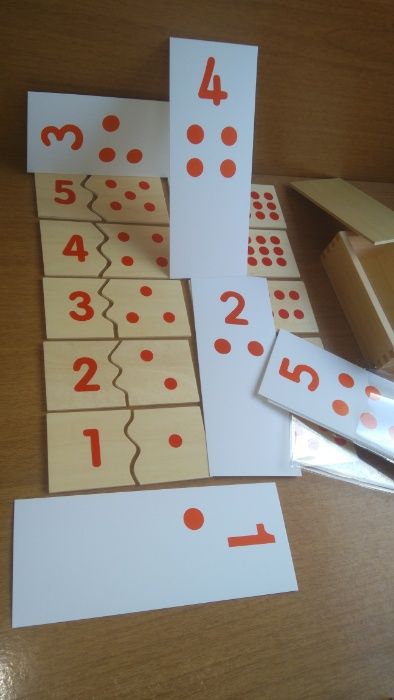 Математика пъзел Монтесори в кутия с плочки и карти за ранна възраст