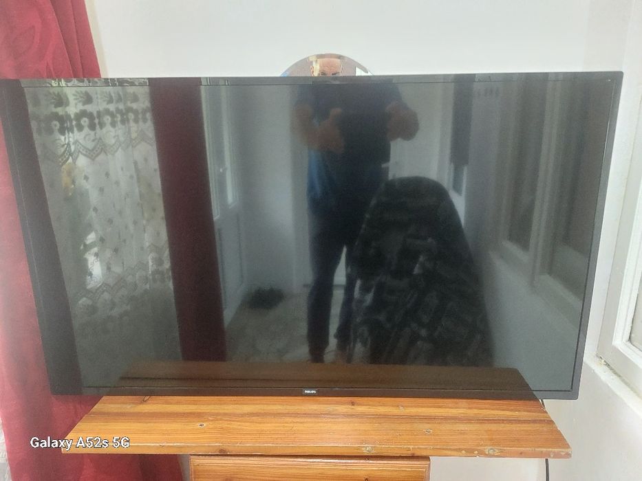 Televizor philips  diagonală mare,pentru piese,fără telecomandă.