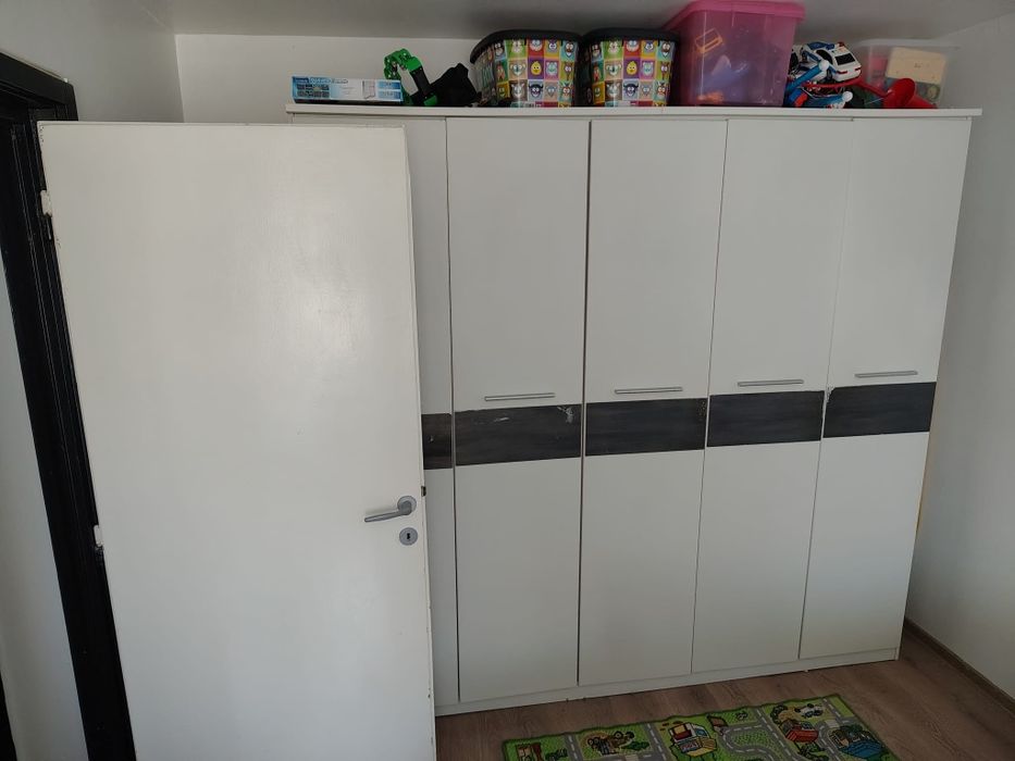 Vand apartament cu 2 camere , zonă excelentă!