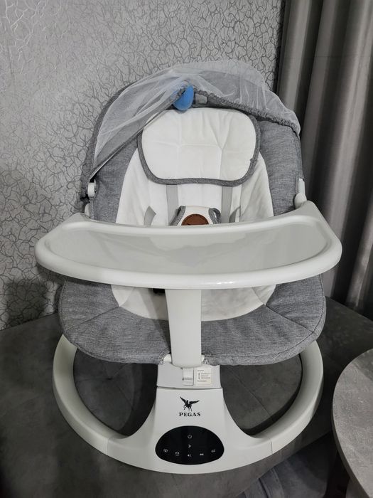 Шезлонг серый с белым.