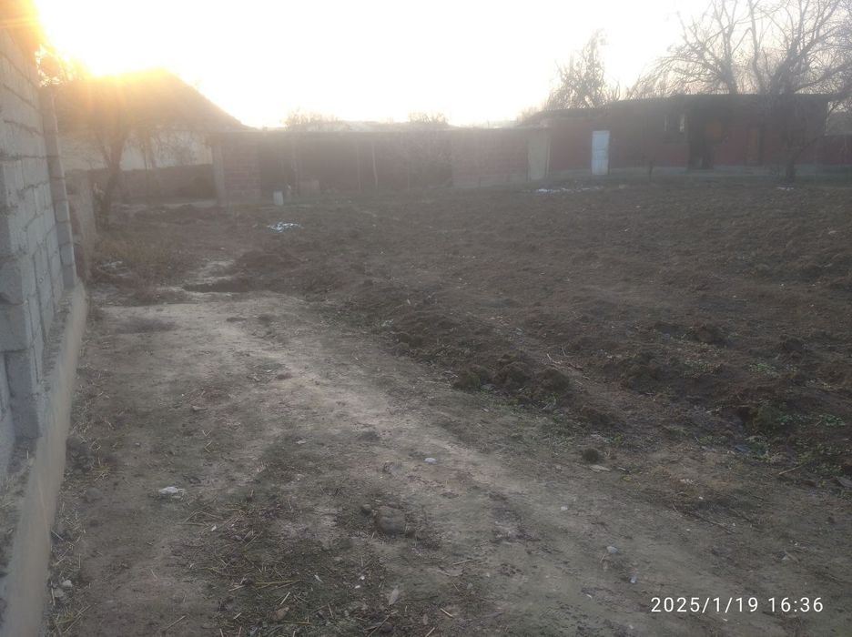 SUROSHNIY uy sotiladi gaz suv svet bor xama sharoyiti bor