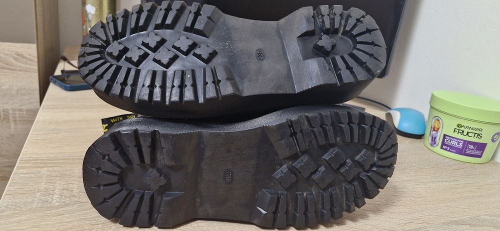 Bocanci cu platforma Dr. Martens