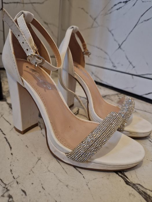 Sandale elegante albe, toc gros și bareta cu pietricele strălucitoare