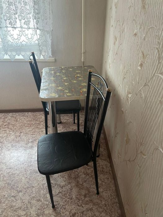 Продам стол кухонный и 3 стула