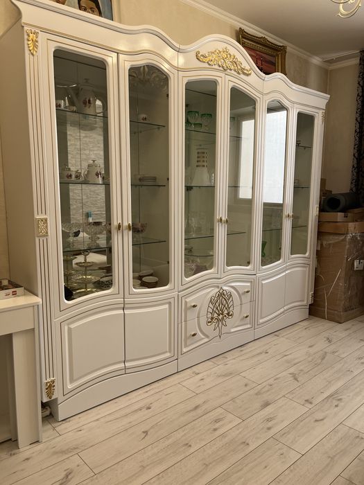 Шкаф витрина белый