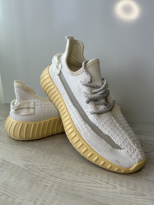 Adidași albi tip Yeezy – mărime 38