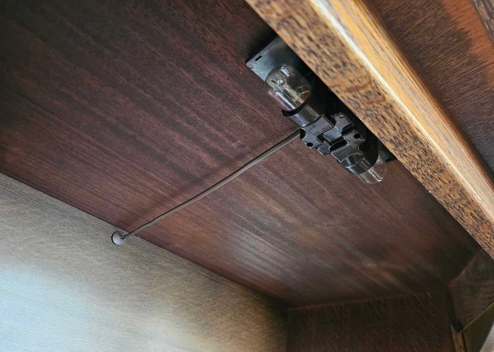 Масивен дървен шкаф/витрина с осветление