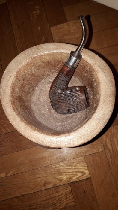 Fotoliu elegant si suport,scrumiera din lemn sculptat