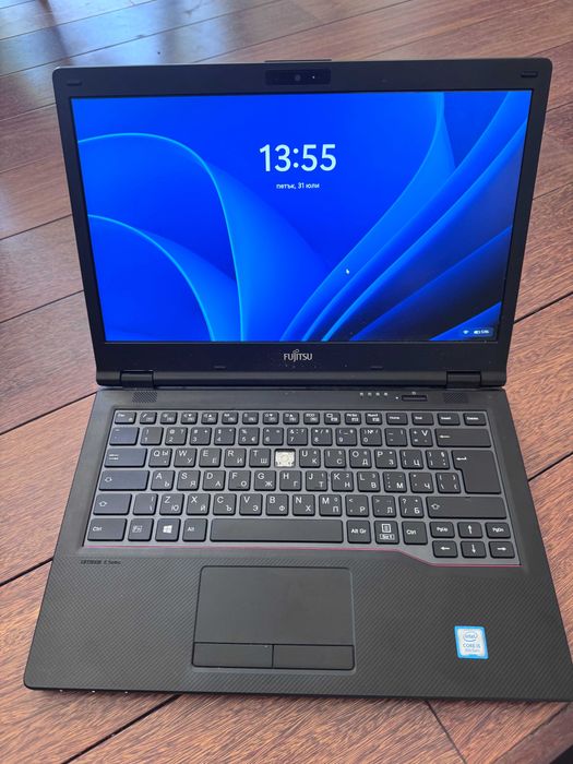 Fujitsu 14" Full HD Lifebook E549 лаптоп (8GB RAM, 470GB SSD, Core i5) + зарядно