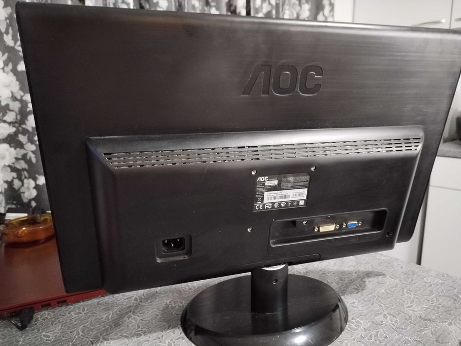 AOC монитор за настолен компютър