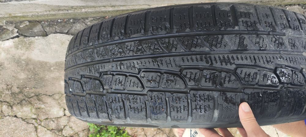Продам 2 всесезонные шины