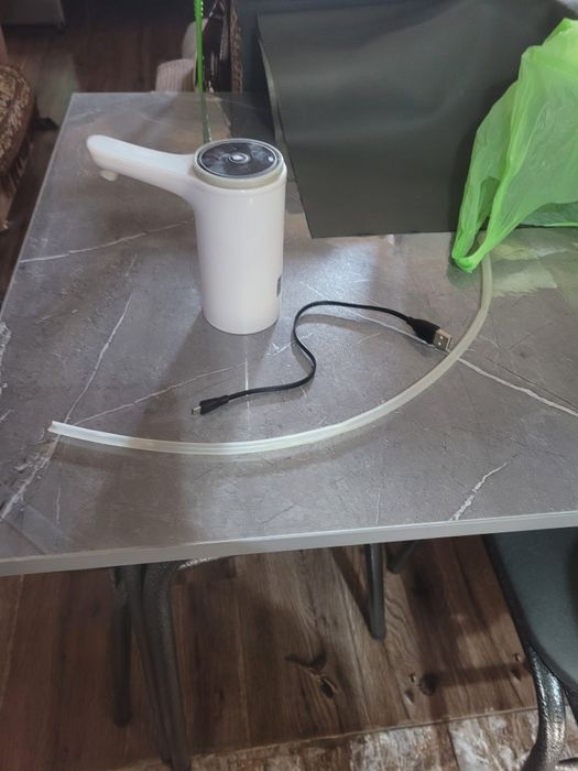 ,продаётся помпа на 20 литровую баклажку с водой