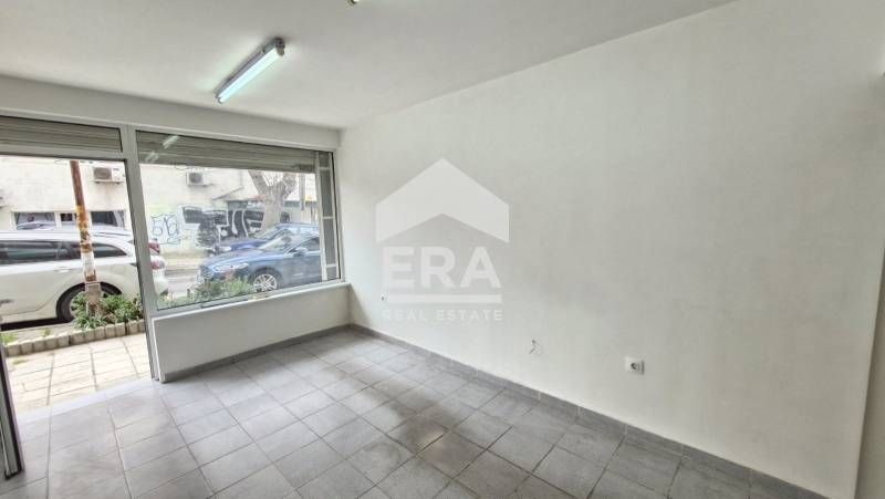 Търговско помещение със статут на магазин в близост до Ритуална зала,