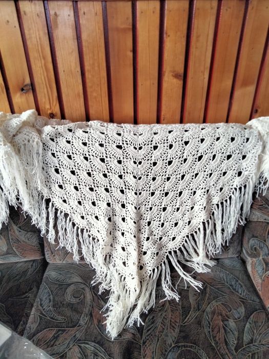 Вязаные шали из ангоры и акрила