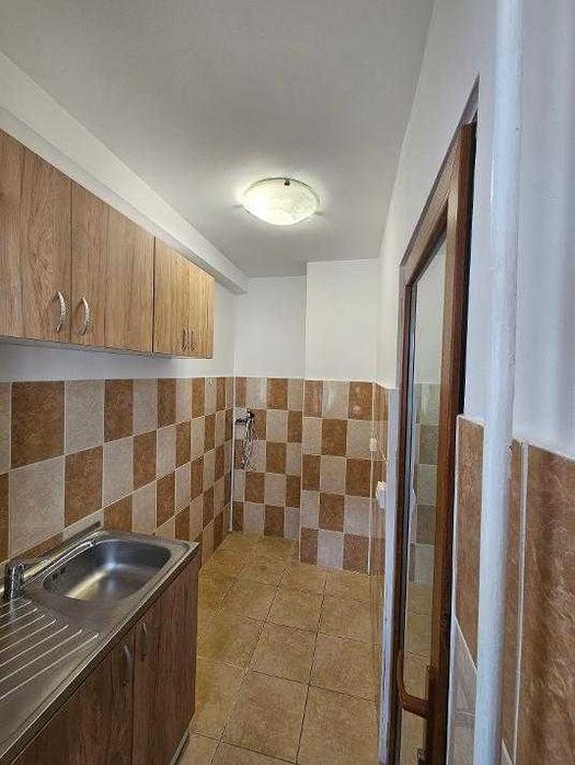 Vand garsoniera renovata in blocul de la CEC (ultracentral)