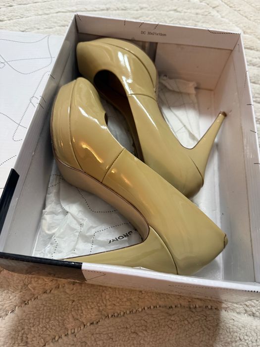 Pantofi Bronx cu toc si varf decupat