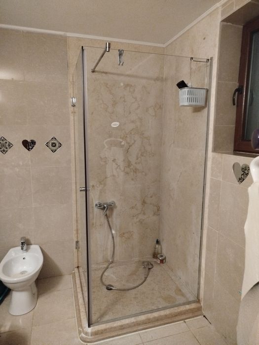 Vând cabină duș cu  cădiță din marmura foarte frumoasă.