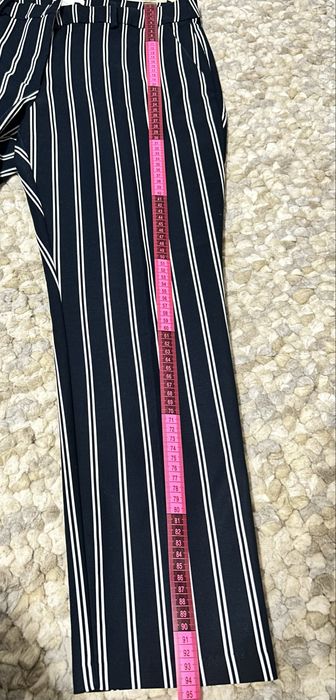 Pantaloni H&M, impecabili.