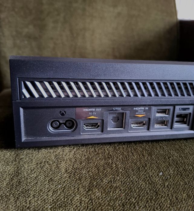 Consolă Xbox One + 1 Controller + 4 jocuri