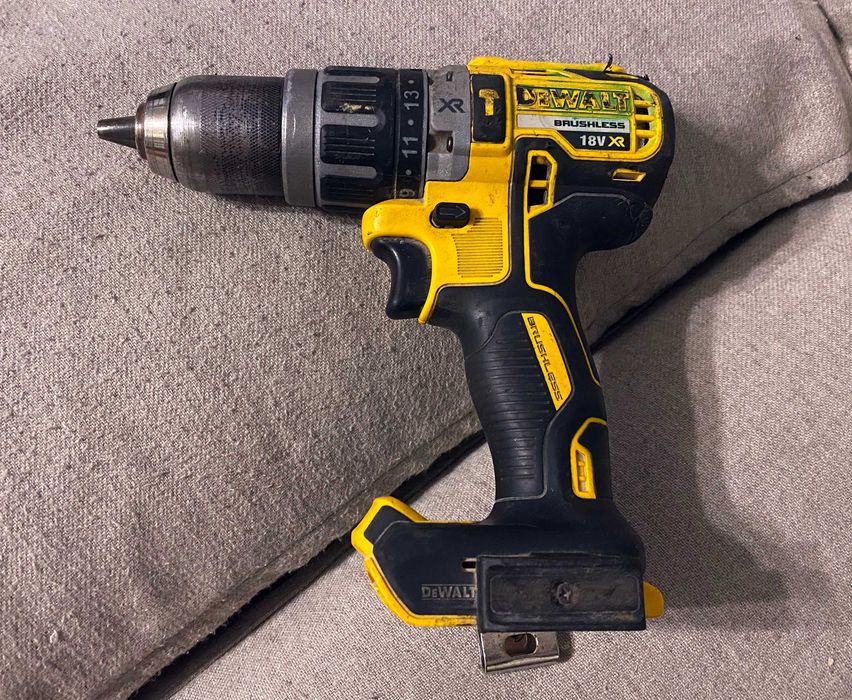 Masina gaurit si insurubat percutie Dewalt DCD796 18V brushless corp
