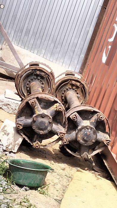 Ось прицепа со ступицами