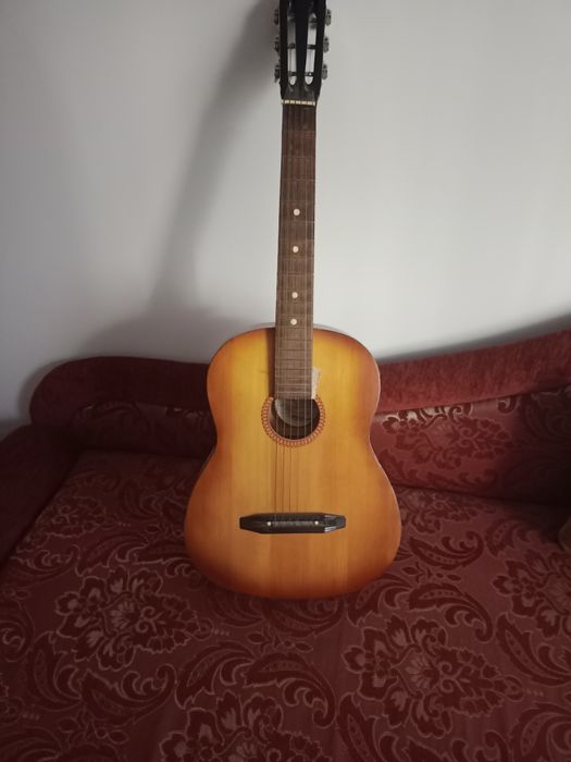 Продаётся аккустическа..гитара,производство Россия