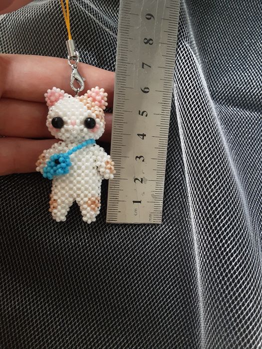 Котята и пчёлка из бисера