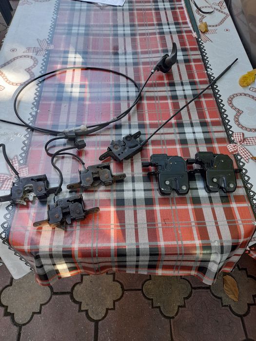 Megane 3 suport baterie / filtru si alte piese