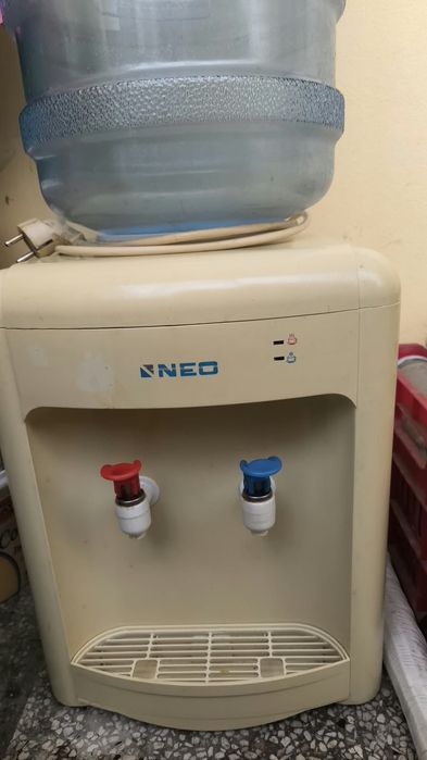 Продава се диспенсър за вода NEO с бутилка 19 л.