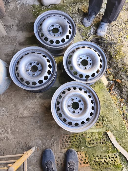 От Мерцедес А 140 продавам летни гуми, 4 броя със алуминиеви джанти