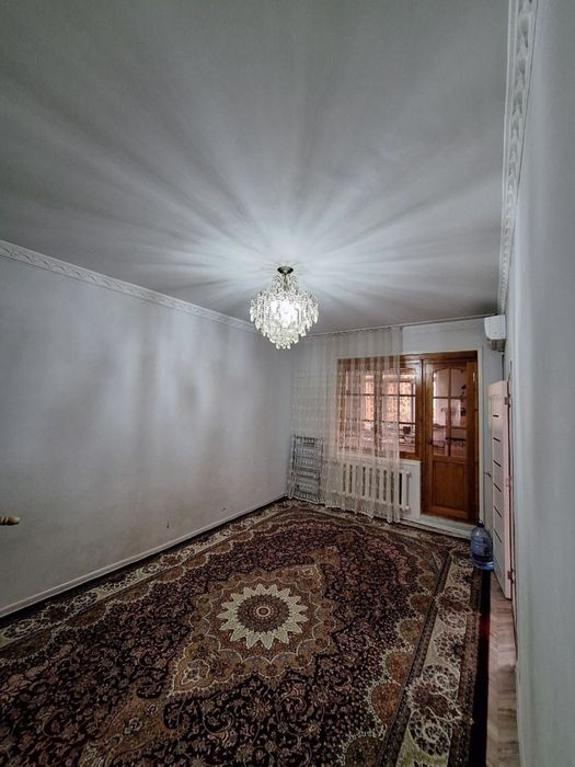 Чиланзар 21.  2 х комнатная продажа. Зеркалка.  Срочно