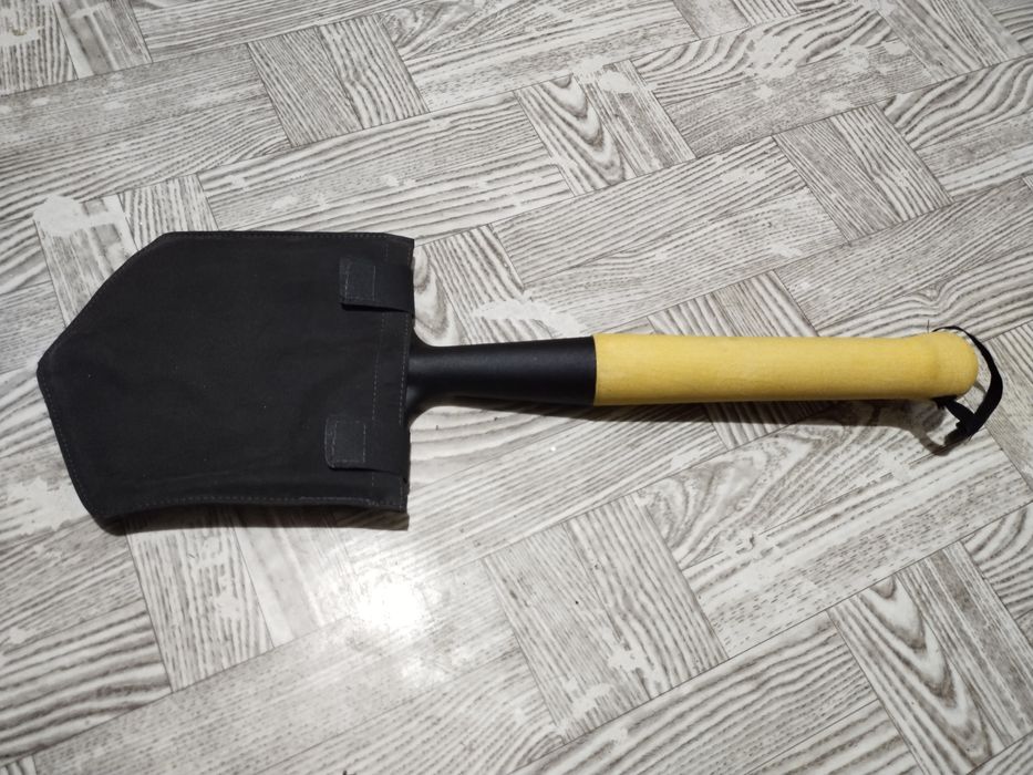 Сапёрная лопата в чехле.