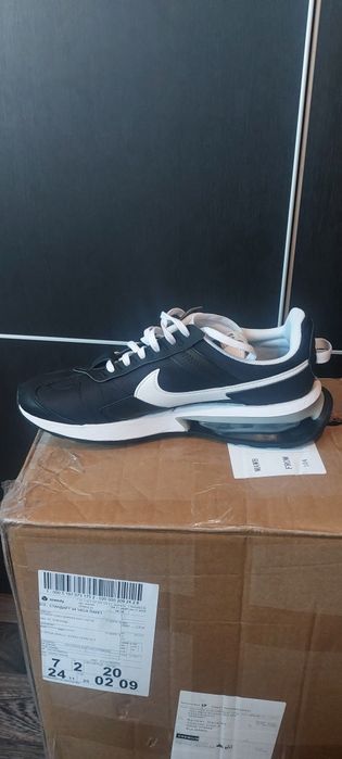 Маратонки Nike 42