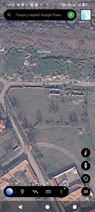 Парцел с къща. Къща в необитаемо състояние.