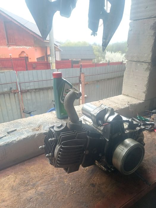 Vând motor 107 4t 400 de lei negociabil