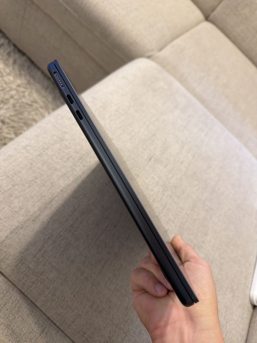 MacBook Air 13" 2026 cu procesor Apple M5, 16GB RAM, 512GB SSD, midnight, NOU (2 cicluri), garantie iulie 2027