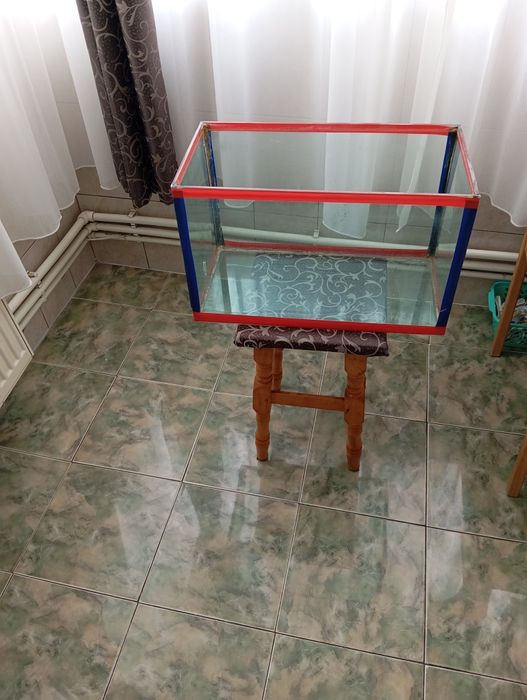 Acvariu  de aproximativ 40 L și unul mai mare de  60L..