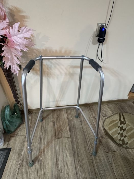 Cadrul de mers aluminiu – nou, nefolosit