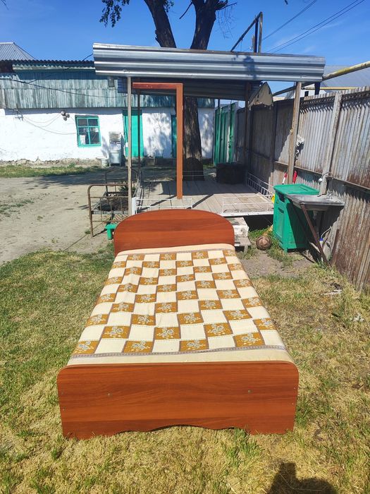 Продам кровать полутора спальный
