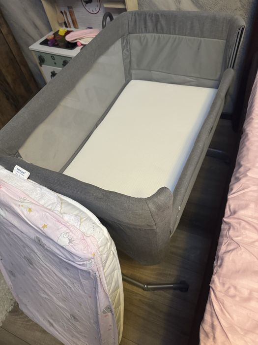 Vand patut joie romie bedside cribe + accesorii cadou