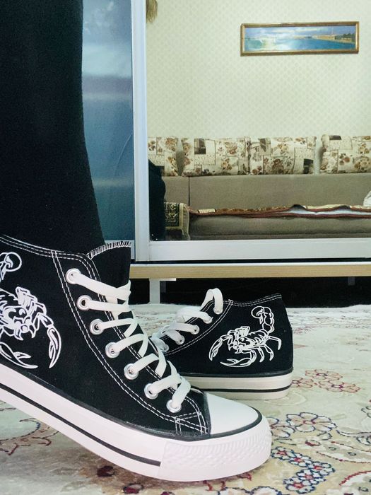 Кроссовки модные женские