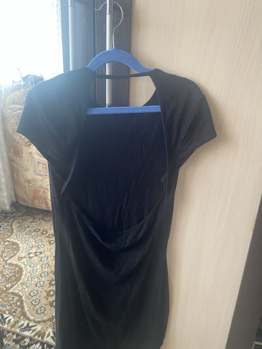 Къса черна рокля с гол гръб