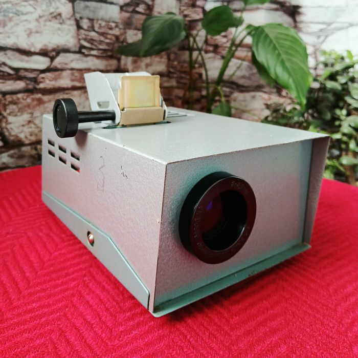 Прожекционен апарат с пет филмчета