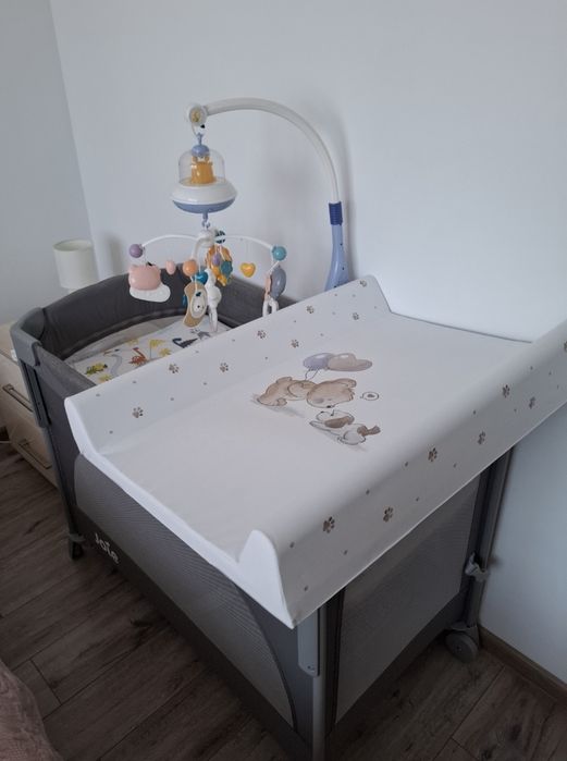 Patut Joie + saltea + carusel+ lenjerii + salteluta de infasat