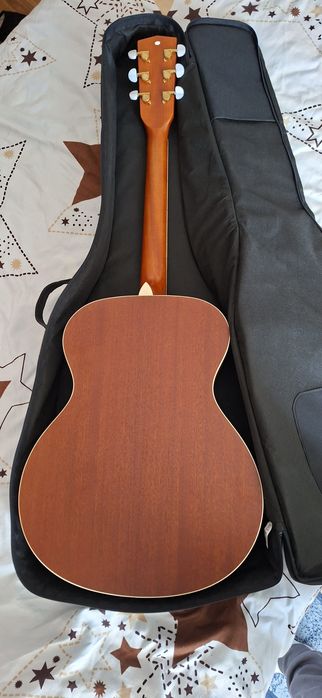 Vând chitară acustică Harley Benton
