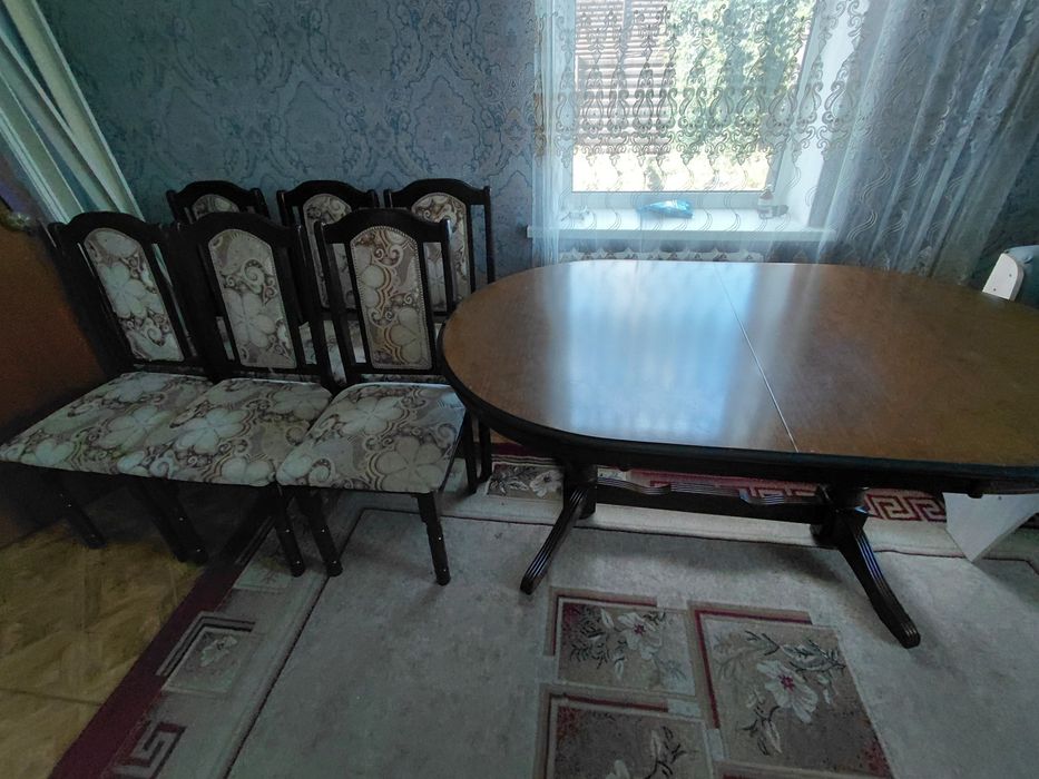 Стол со стульями