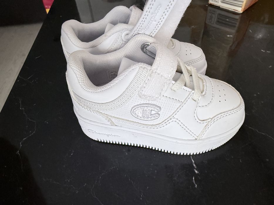 Vand adidasi marimea 23 unisex. Pret 150 ron.