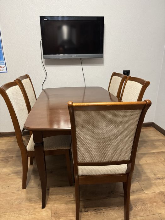 Мебель -стол и стулья .