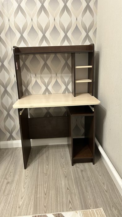 Срочно продается компьютерный стол вместе с кресло